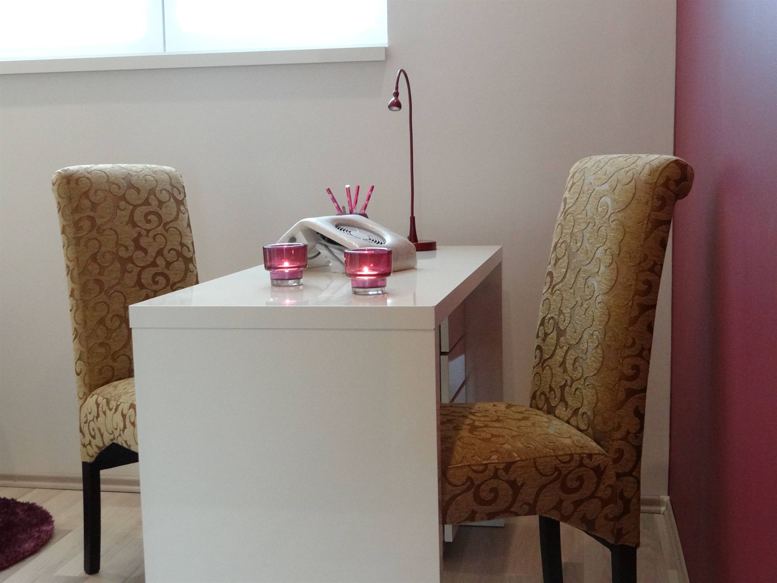 Detalj salona — krem i bordo tonovi
